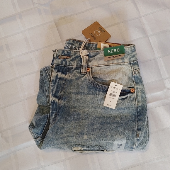 Aéropostale Distressed High Waisted Mom Jean NWT Size 4 - Picture 2 of 11
